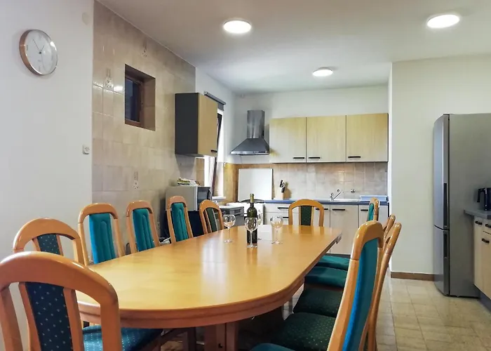 6 Bedroom Cozy In Nin