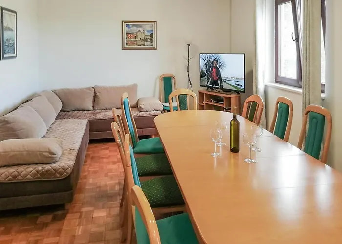 Apartamento 6 Bedroom Cozy In