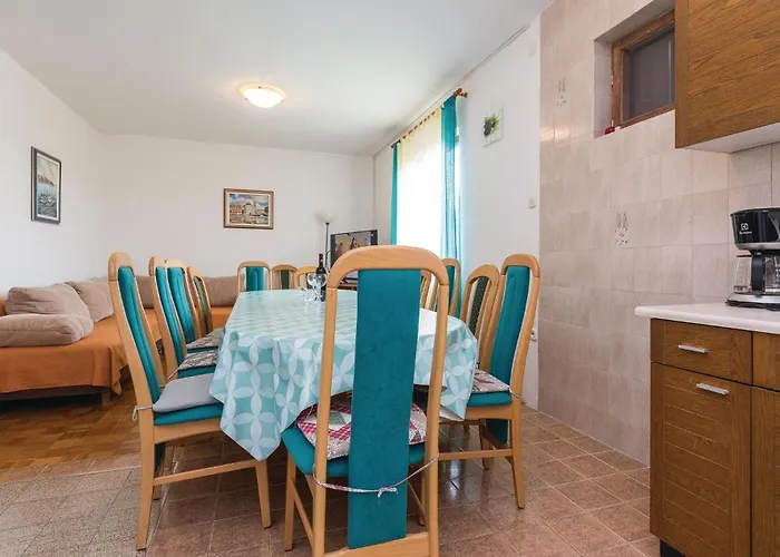 Apartamento 6 Bedroom Cozy In *
