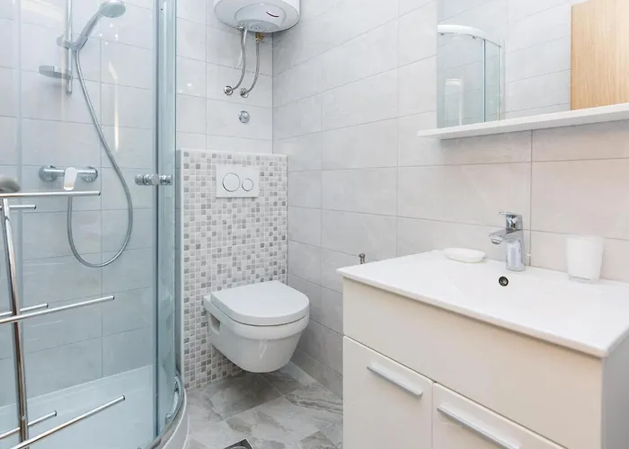 Apartamento 6 Bedroom Cozy In