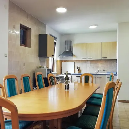6 Bedroom Cozy In ニン