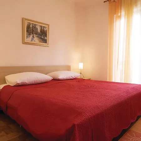 6 Bedroom Cozy In Apartment
