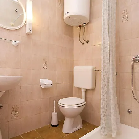 Apartman 6 Bedroom Cozy In *