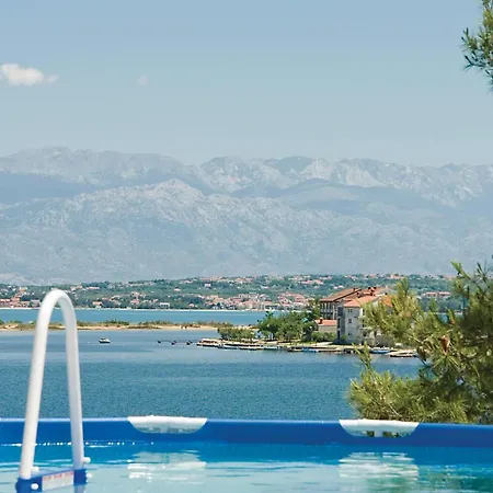 6 Bedroom Cozy In Apartment