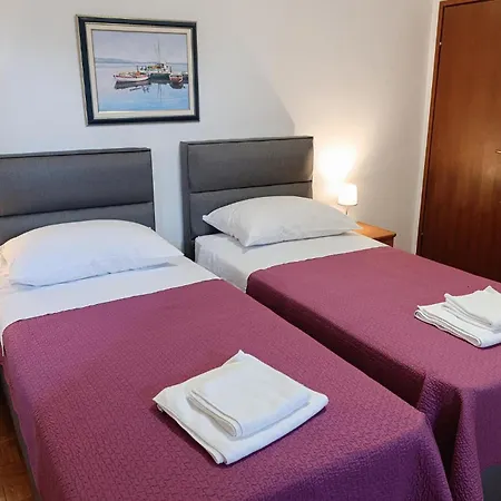 6 Bedroom Cozy In Lägenhet Nin