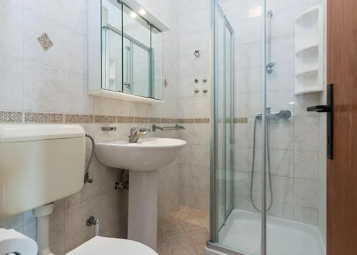 6 Bedroom Cozy In Апартаменты