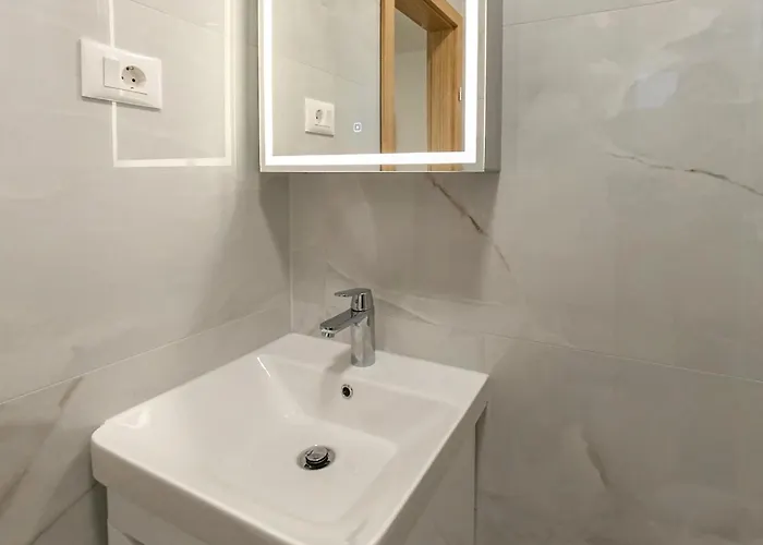 شقة 6 Bedroom Cozy In *